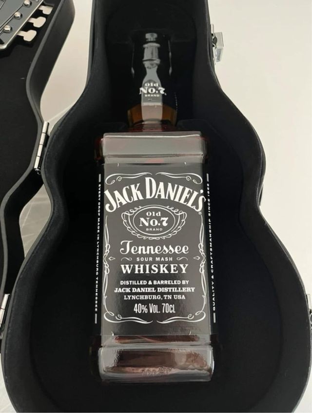 CC Jack Daniel's a forma di chitarra