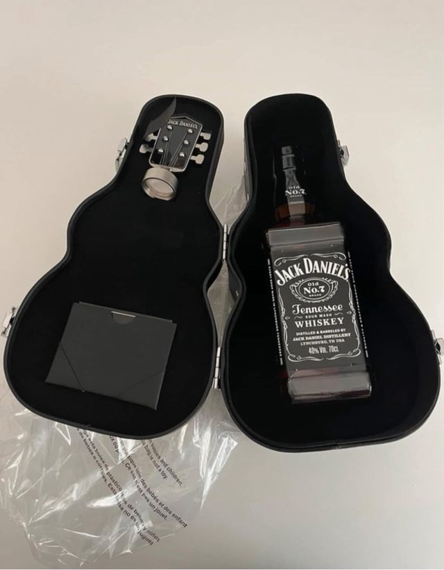 CC Jack Daniel's a forma di chitarra