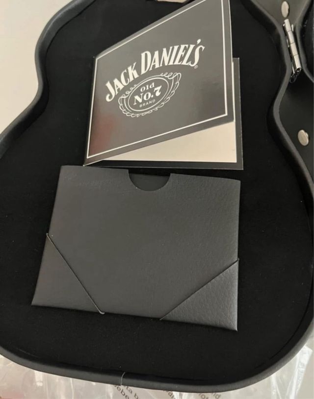 CC Jack Daniel's a forma di chitarra