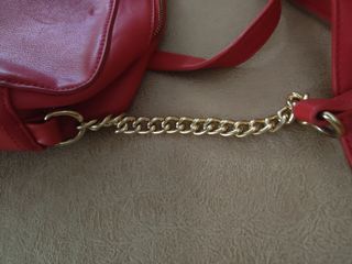 BOLSO CON CADENA. EN ROJO