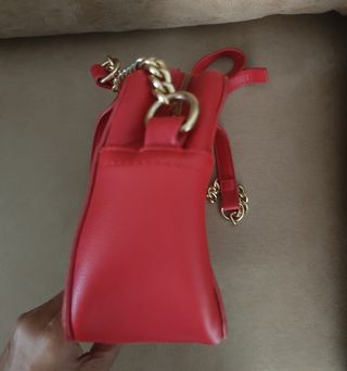 BOLSO CON CADENA. EN ROJO