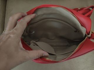 BOLSO CON CADENA. EN ROJO