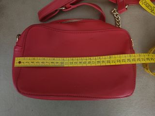 BOLSO CON CADENA. EN ROJO