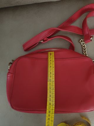 BOLSO CON CADENA. EN ROJO