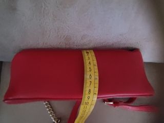 BOLSO CON CADENA. EN ROJO