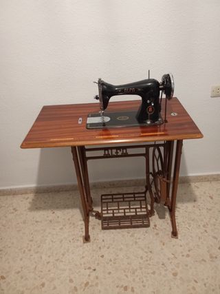 Máquina coser Alfa antigua