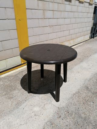 Mesa exterior marrón