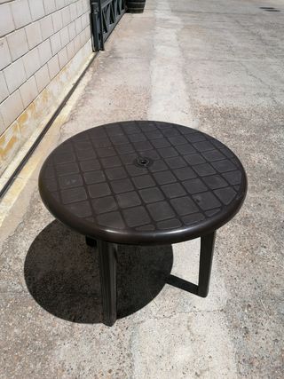 Mesa exterior marrón