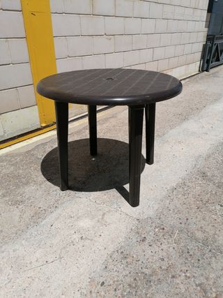 Mesa exterior marrón