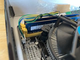 Placa base con procesador i5 y 16GB de RAM