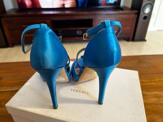 Zapatos Versace tacón azul