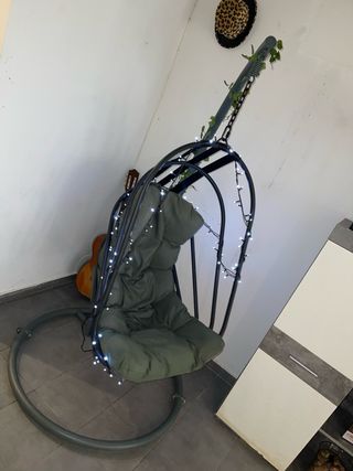 Silla colgante verde con luces LED