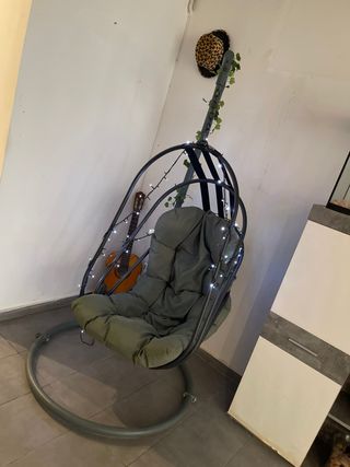 Silla colgante verde con luces LED