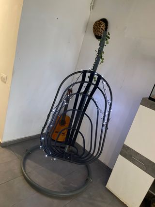 Silla colgante verde con luces LED