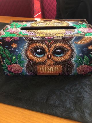 Caixa de lenços decorada com corujas