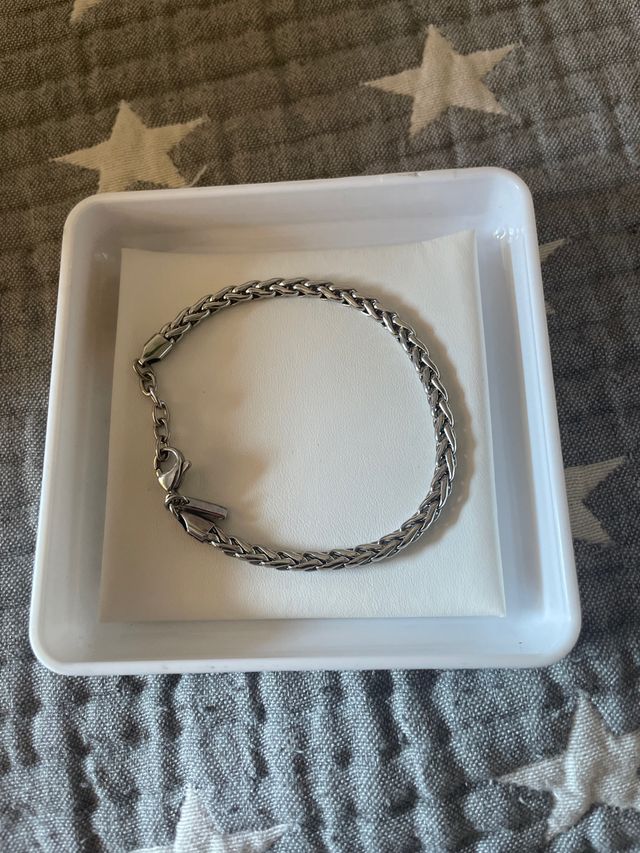 Pulsera Lotus plata trenzada ajustable.