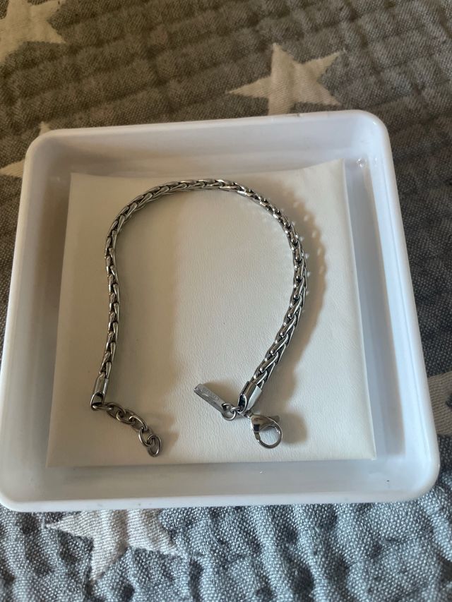 Pulsera Lotus plata trenzada ajustable.