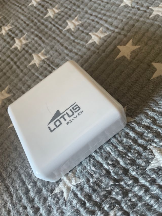 Pulsera Lotus plata trenzada ajustable.