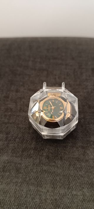 Reloj anillo dorado - esfera verde
JewelryWe .