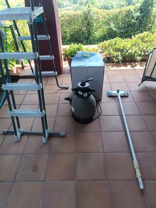Escalera y bomba útiles y piscina.