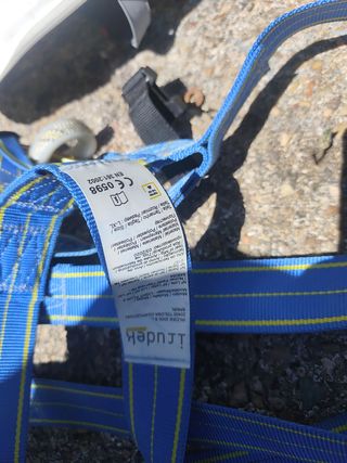 Arnés anticaídas + casco