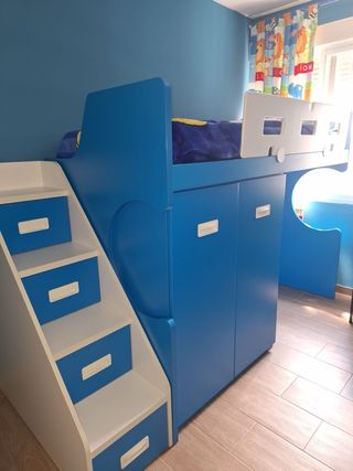 Cama alta azul con armario y cajones
