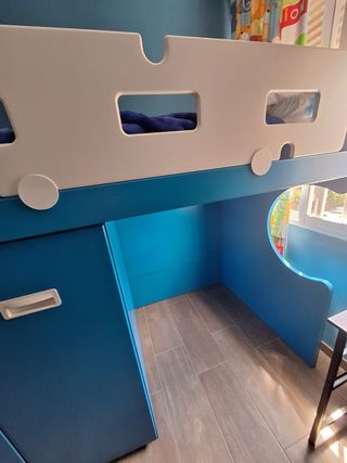 Cama alta azul con armario y cajones