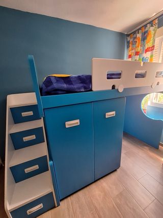 Cama alta azul con armario y cajones