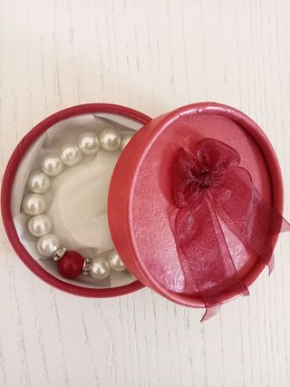 Bisutería pulsera perlas blancas rojas