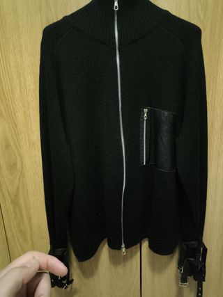 Maglione nero zip & fibbie