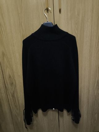 Maglione nero zip & fibbie
