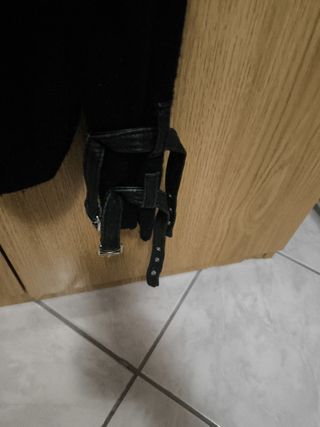 Maglione nero zip & fibbie