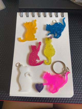 Collares o llaveros de resina con forma de gato