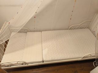 Cama infantil blanca extensible con colchón 