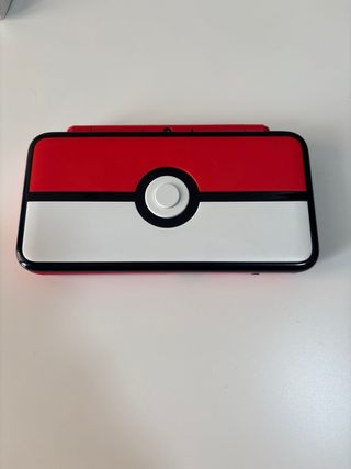 New Nintendo 2DS XL  Pokeball + Pokémon Ultrasole