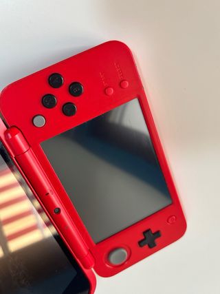 New Nintendo 2DS XL  Pokeball + Pokémon Ultrasole