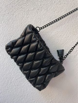 Bolso negro acolchado