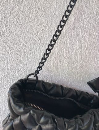 Bolso negro acolchado