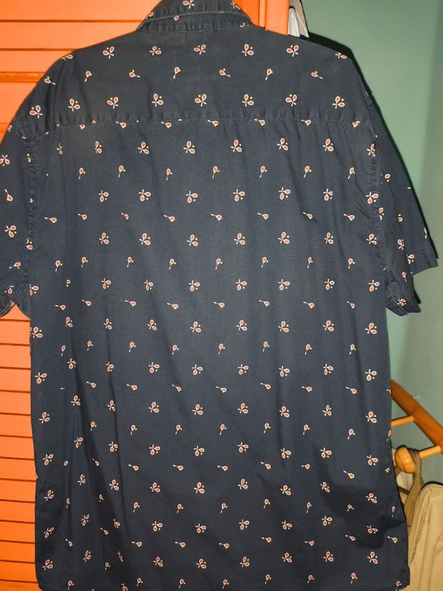 Camisa azul marino con raquetas