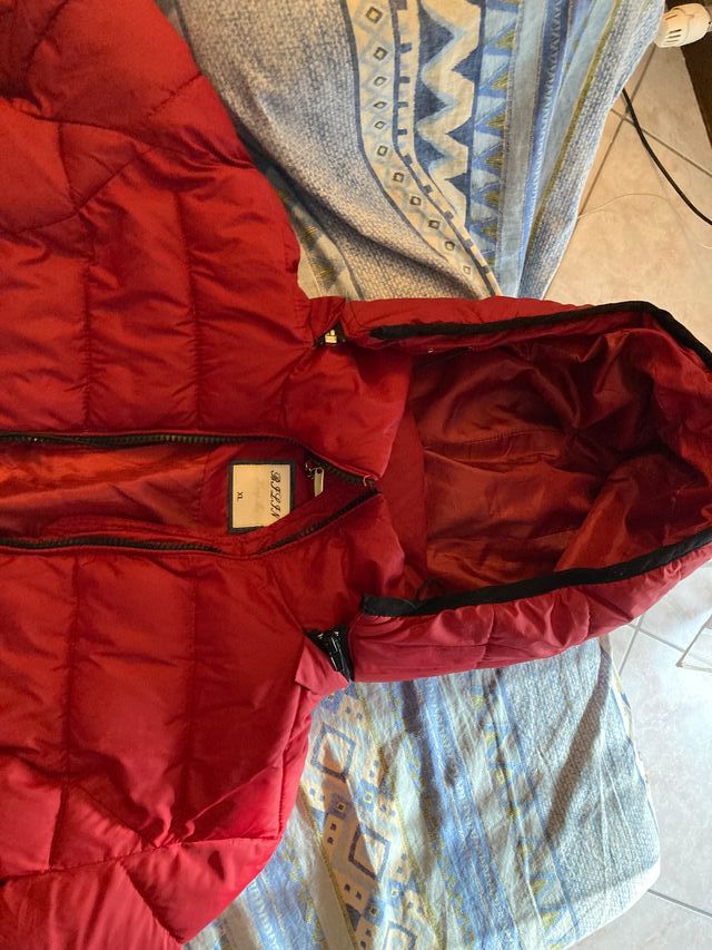 Giubbino invernale rosso taglia M .