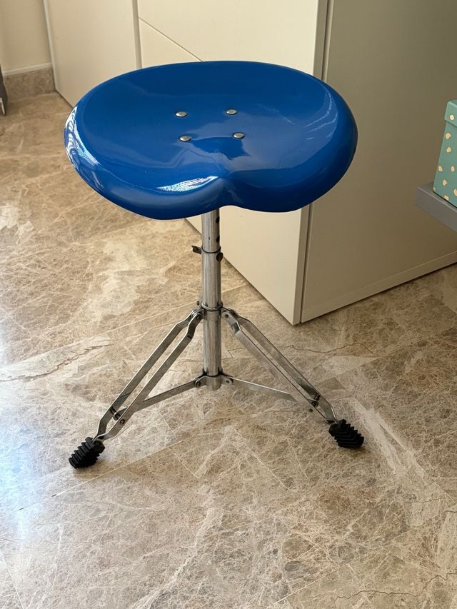 Taburete Yasu Sasamoto azul