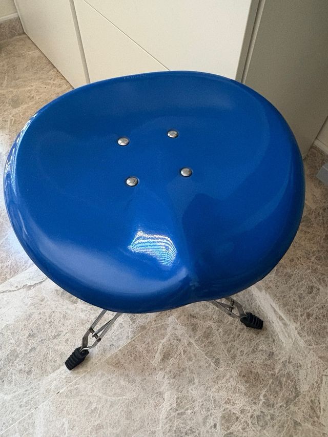 Taburete Yasu Sasamoto azul