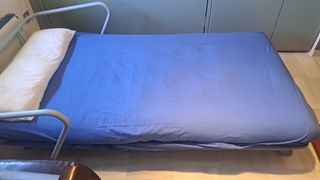 Sofá cama somier de lamas y futón azul 105x200 cm 