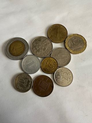 Monedas: lote 7 - 10 monedas extranjeras ￼