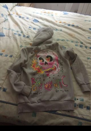 Sudadera gris capucha