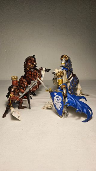 Coppia di Cavalieri Medioevali di Papo Weapon Mast