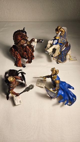Coppia di Cavalieri Medioevali di Papo Weapon Mast