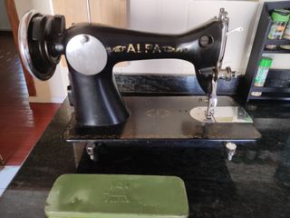 Máquina de coser Alfa antigua