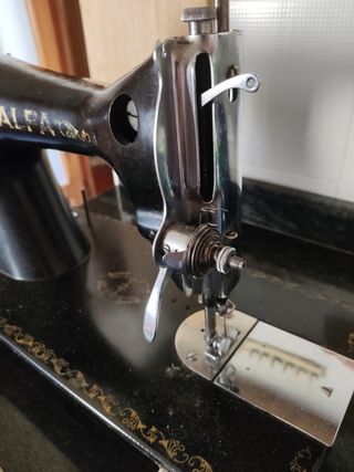 Máquina de coser Alfa antigua