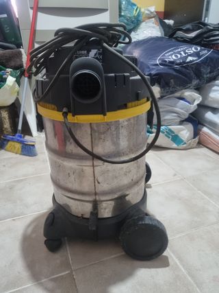 Aspiradora industrial potente. Falta el tubo.